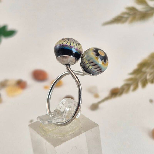 Verstelbare ring met 2 glasbolletjes, diverse kleuren