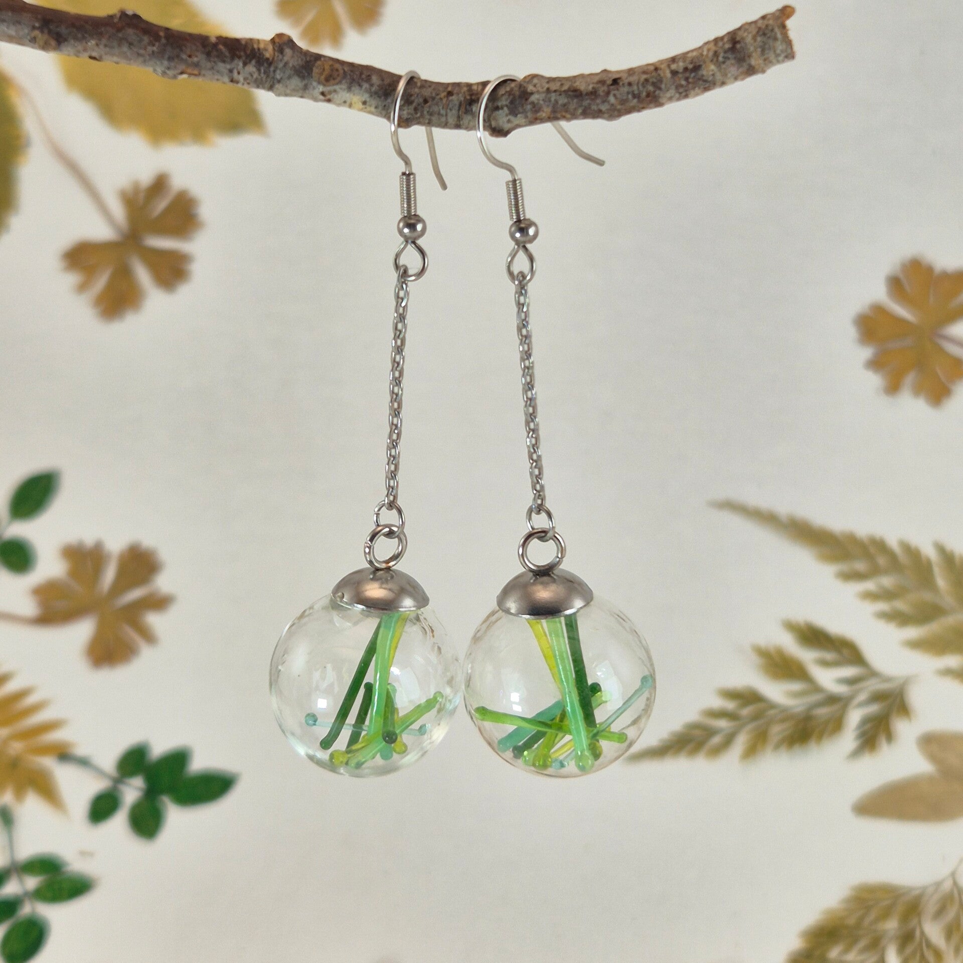 Oorbellen, geblazen bollen, transparant helder glas met groene glasstaafjes
