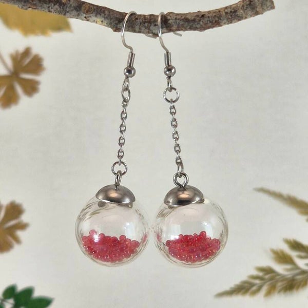 Oorbellen, geblazen bollen, transparant helder glas met fel-roze bolletjes