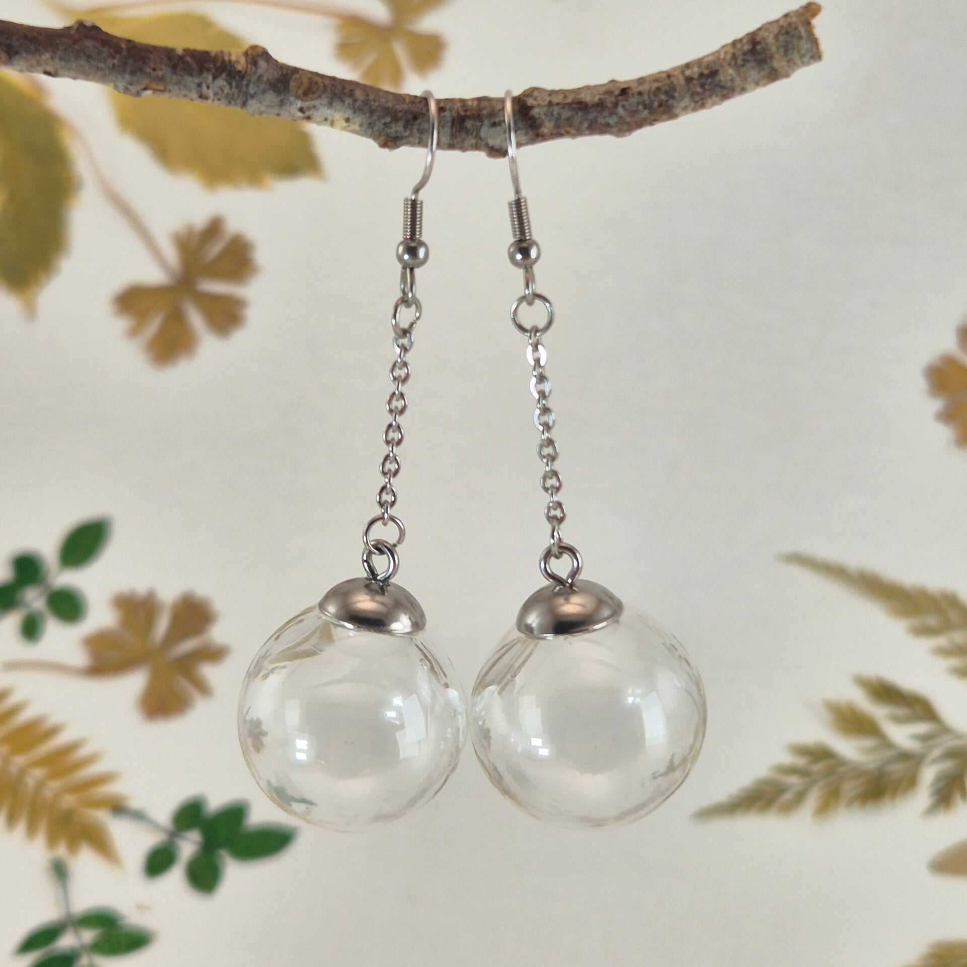 Oorbellen met geblazen bollen van helder kleurloos glas