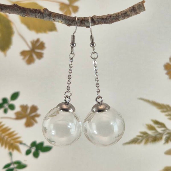 Oorbellen met geblazen bollen van helder kleurloos glas