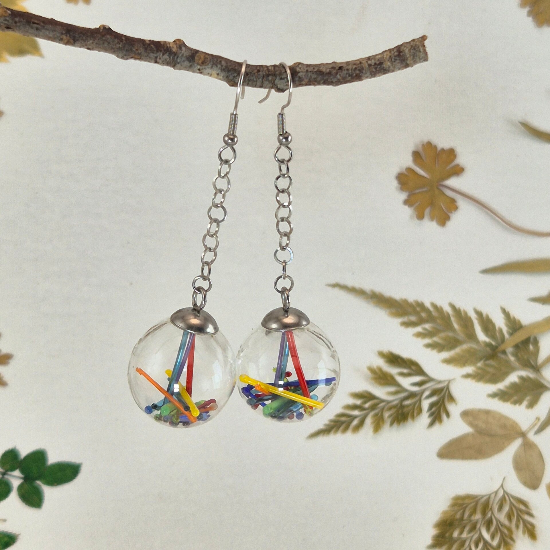 Oorbellen, geblazen bollen, transparant helder glas met mulit-color glasstaafjes