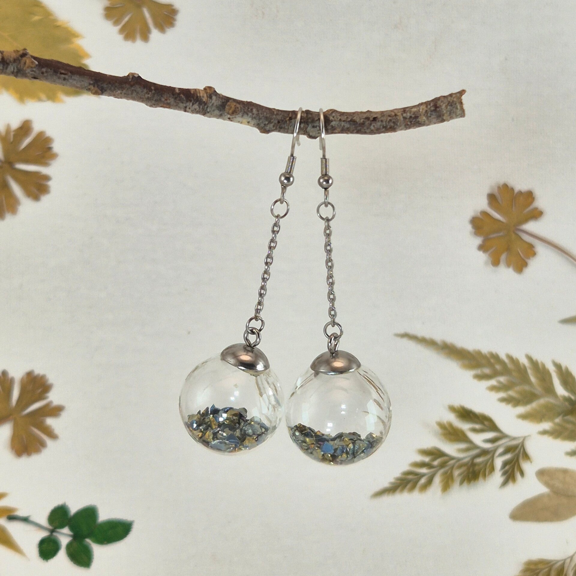 Oorbellen met geblazen bollen van transparant  glas met kleine spiegelende glasstukjes
