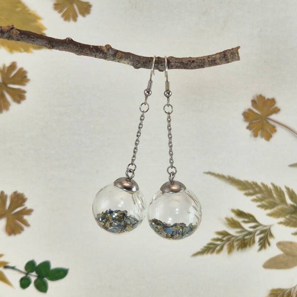 Oorbellen met geblazen bollen van transparant  glas met kleine spiegelende glasstukjes