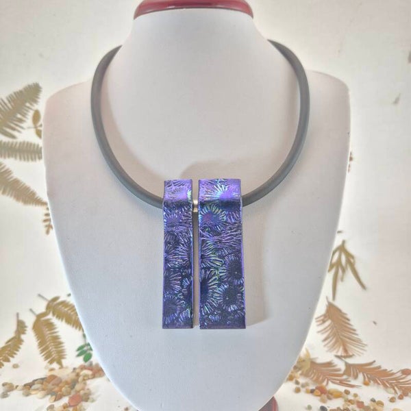Halsketting met grote hanger van blauw en iets groen dichroic glas