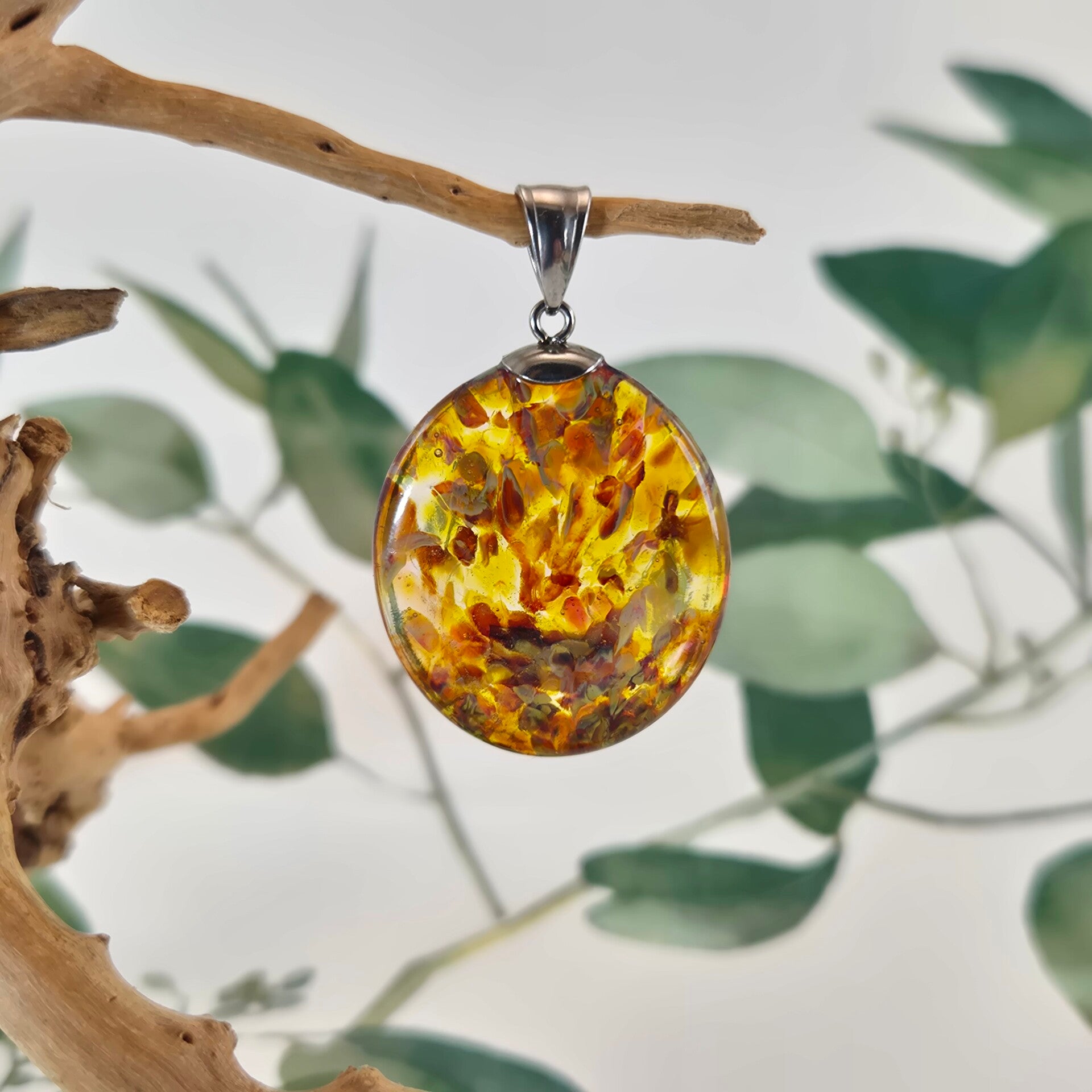 Transparante glashanger met amber-kleurige tinten met zachtgeel en iets roze