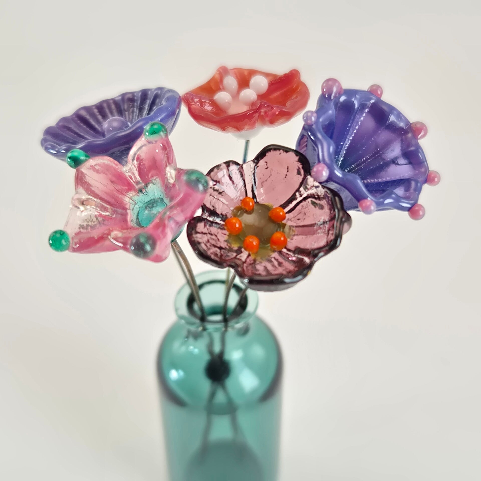 Vijf glasbloemetjes  - paars/roze