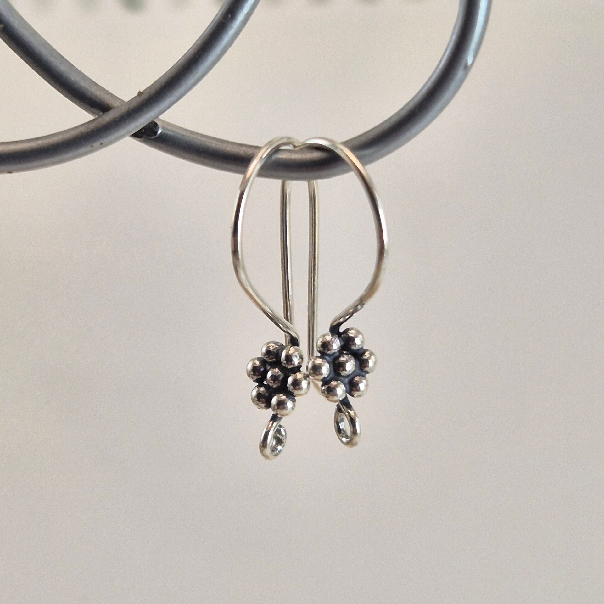 Franse oorhaakjes van echt 925 sterling zilver met bloem-decoratie G-2
