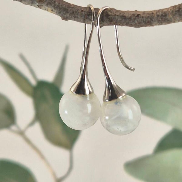Trompetvormige glazen oorbellen met bolletjes van wit glas met pearl-effect