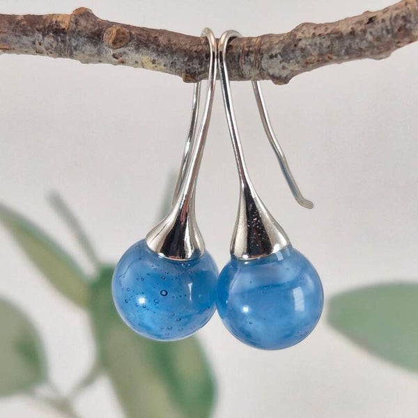 Trompetvormige glazen oorbellen met bolletjes van blauw glas met pearl-effect