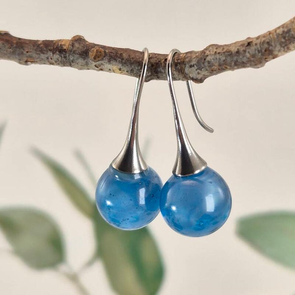 Trompetvormige glazen oorbellen met bolletjes van blauw glas met pearl-effect