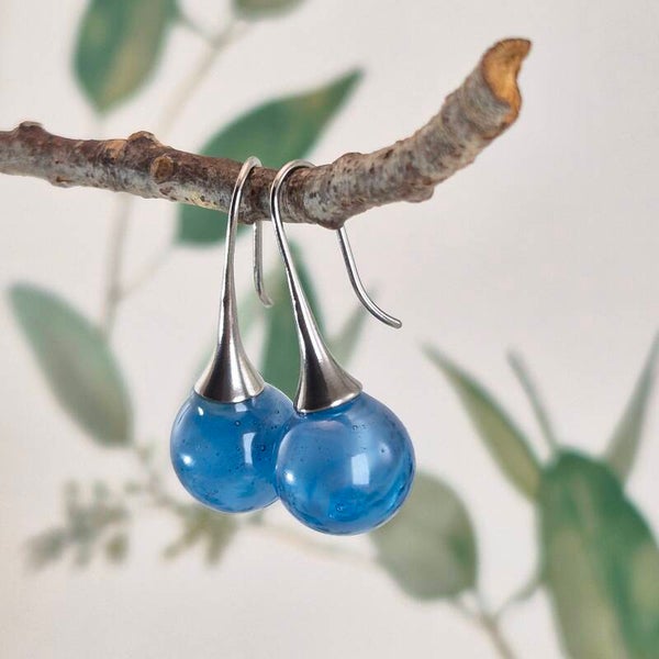 Trompetvormige glazen oorbellen met bolletjes van blauw glas met pearl-effect