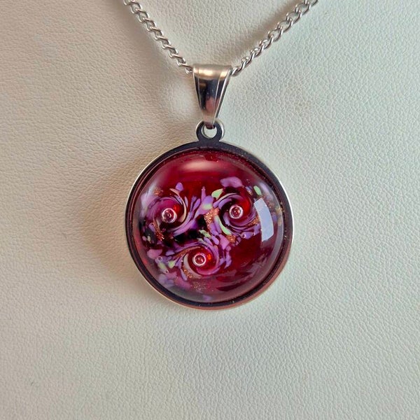 Glazen hanger van rood transparant glas met groene en paarse accenten, luchtbelletjes en goudglinstering