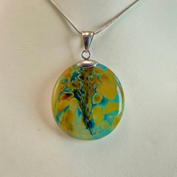 Semi transparante glazen hanger met vlekpatroon mosterdgeel en turquoise