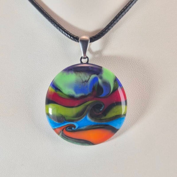Glazen hanger met regenboog patroon