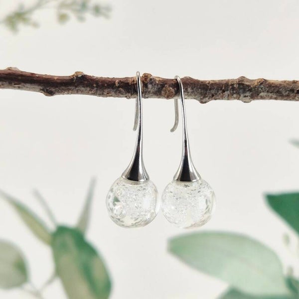 Trompetvormige glazen oorbellen met bolletjes van kleurloos glas met luchtbelletjes