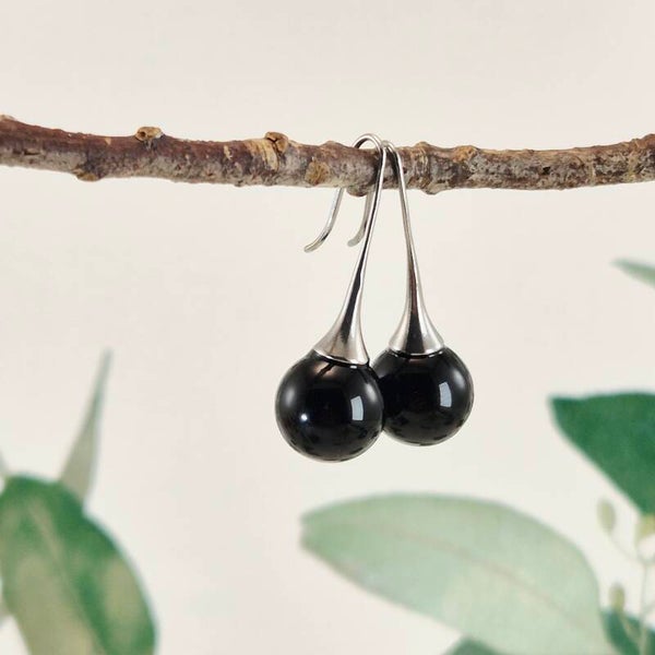 Trompetvormige glazen oorbellen met bolletjes van effen zwart glas
