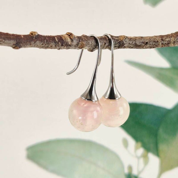 Trompetvormige glazen oorbellen met bolletjes van zacht roze glas met pearl-effect