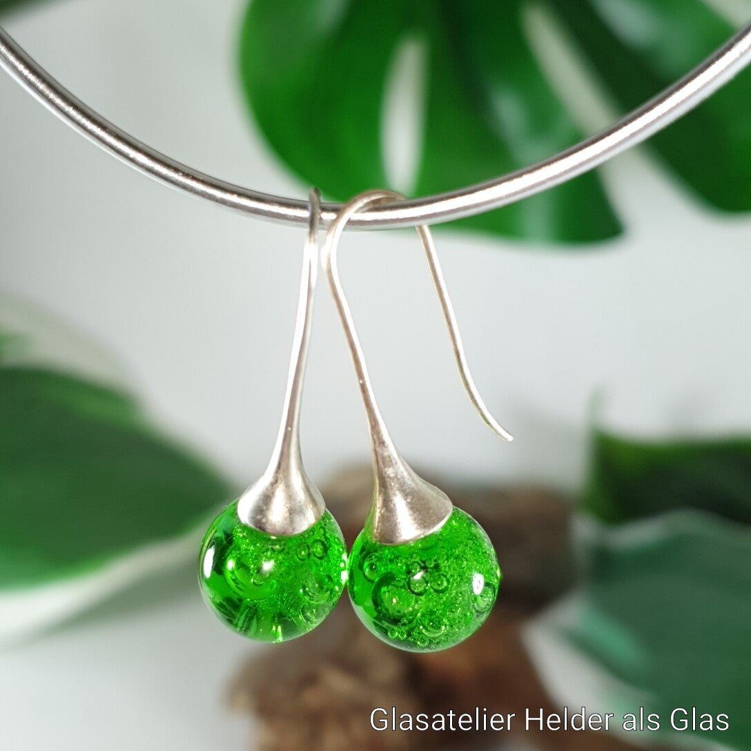 Oorbellen met hard-groene glasbolletjes