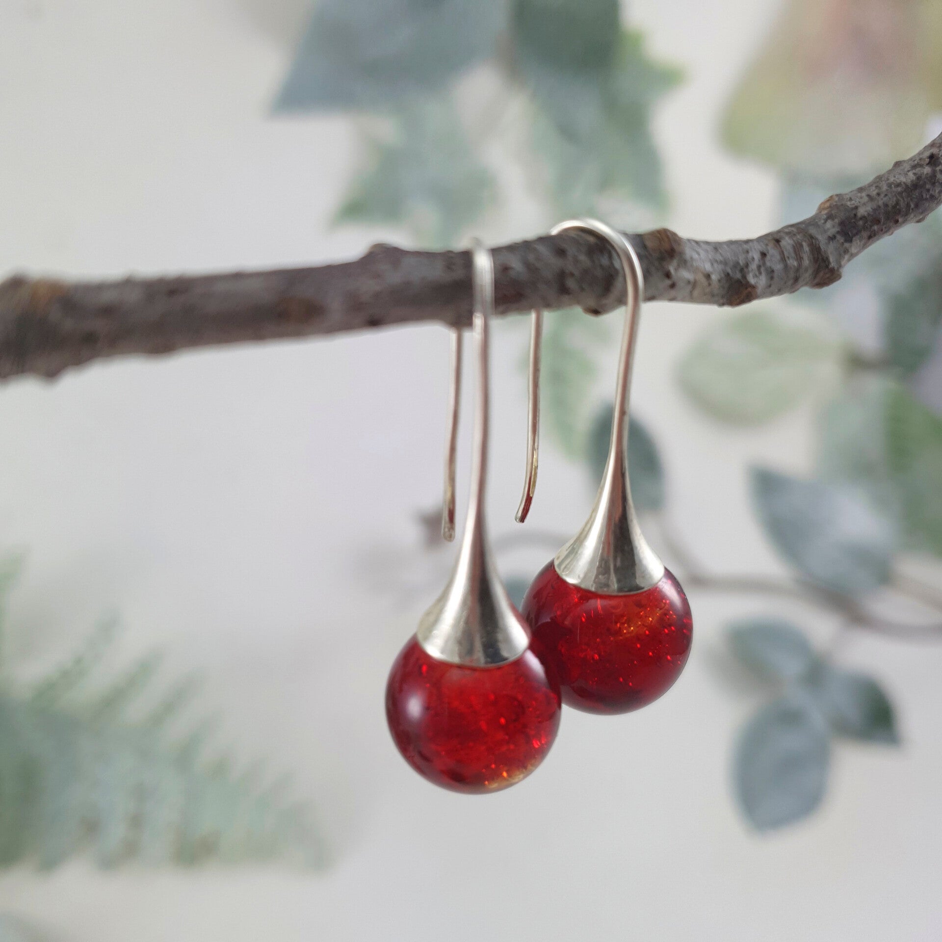 Oorbellen met transparant rode glasbolletjes