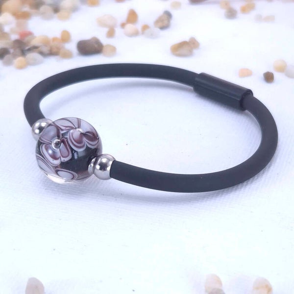 Armband met een kraal van transparant, zwart, wit en lila glas