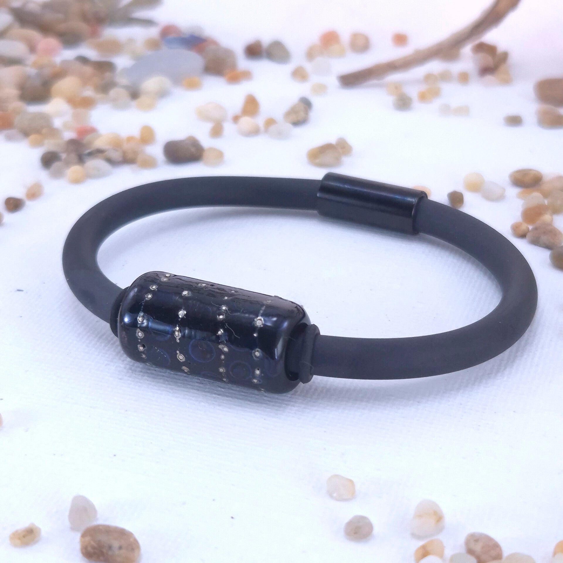 Armband met een kraal van zwart glas met zilveren stipjes