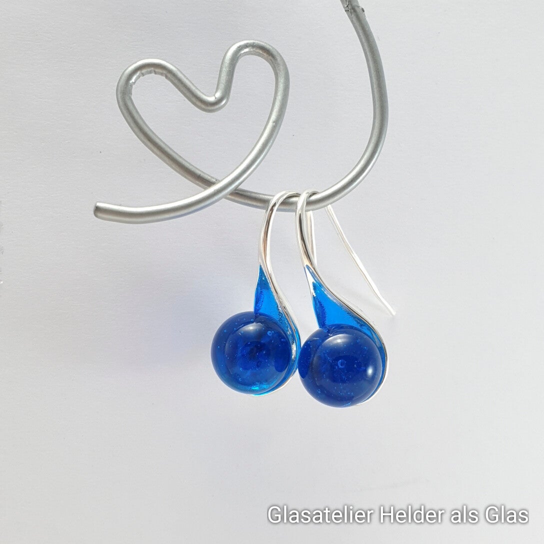 Verzilverde oorbellen met transparant turquoise glasbolletjes