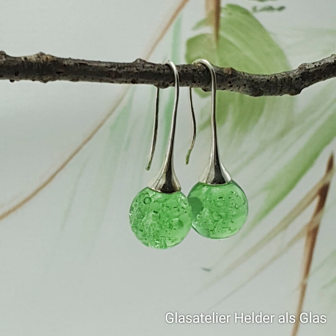 Oorbellen met glasbolletjes van zachtgroen glas met luchtbelletjes
