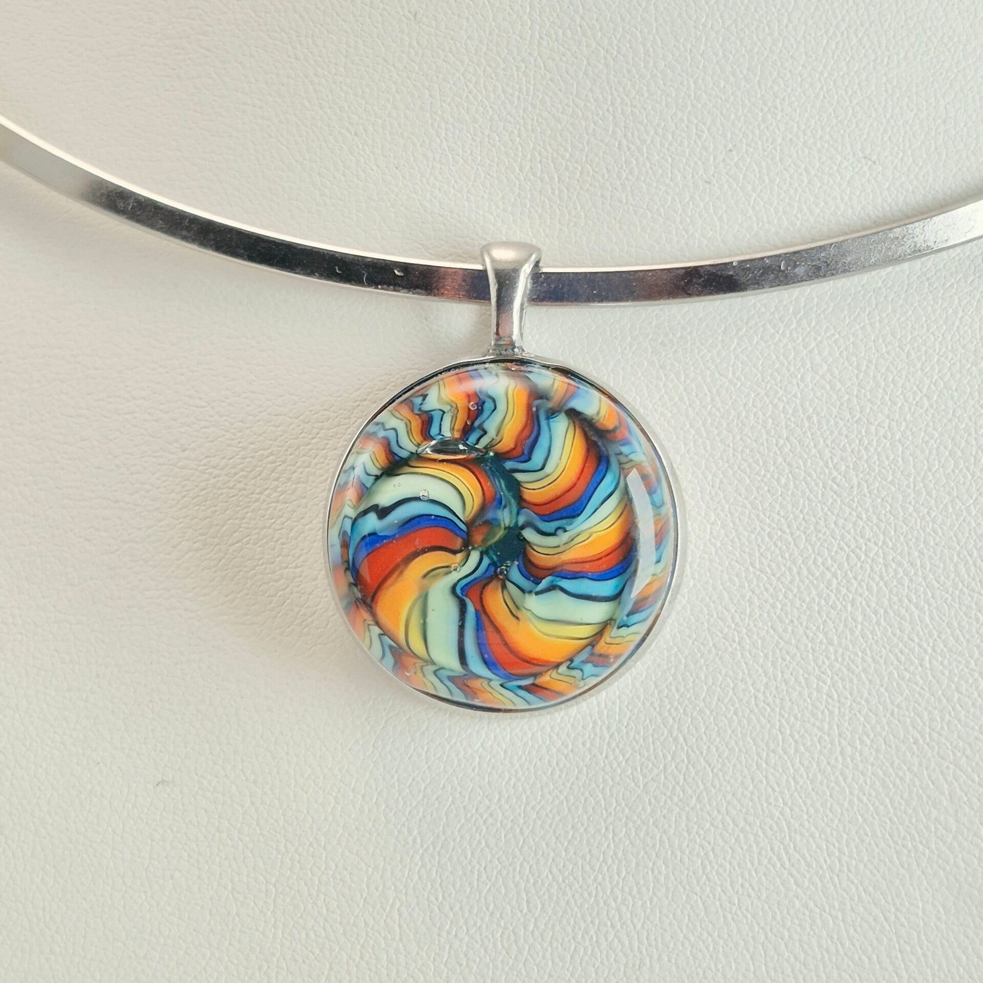 Glazen hanger met regenboogspiraal