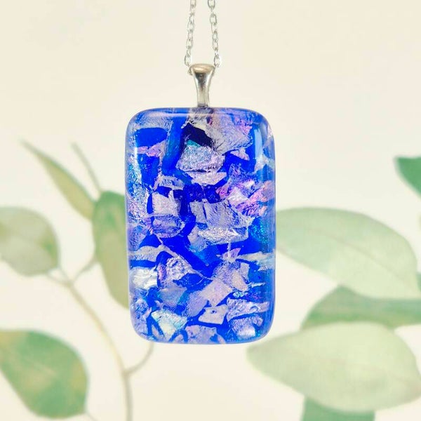 Glashanger transparant blauw glas met multicolor dichroic glas
