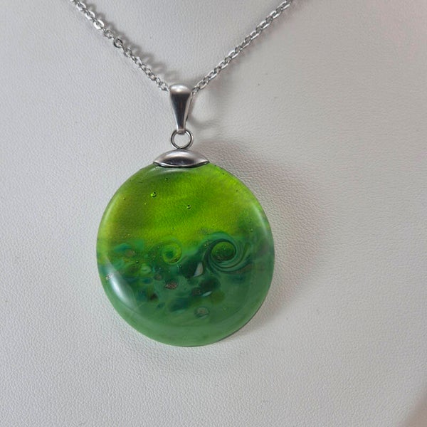 Hanger van gedeeltelijk transparant glas in groentinten met kleine goud-sparkels