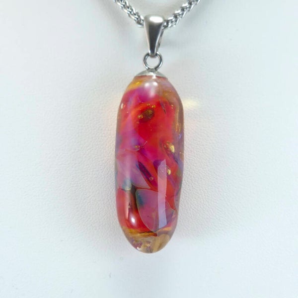 Glashanger van roze glas met luchtbelletjes