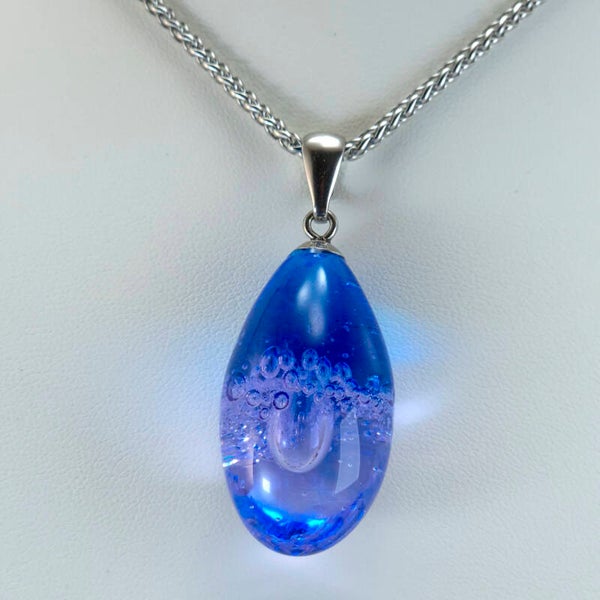 Glashanger van transparant blauw/zacht lila glas  met 1 grote luchtbel en kleine luchtbelletjes