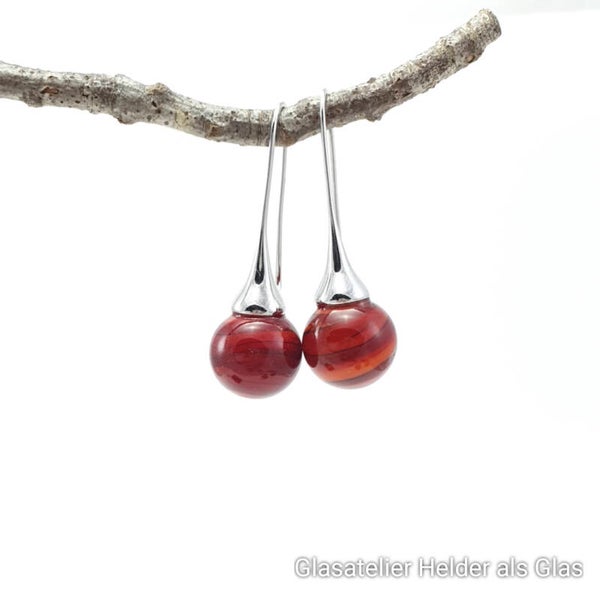 Glazen oorbellen met glasbolletjes van rood-oranje-zwart glas -2