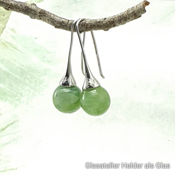 Glazen oorbellen met glasbolletjes van semi-transparant zacht groen met wit glas