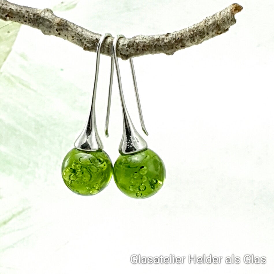 Glazen oorbellen met glasbolletjes van transparant midden-groen glas met luchtbelletjes