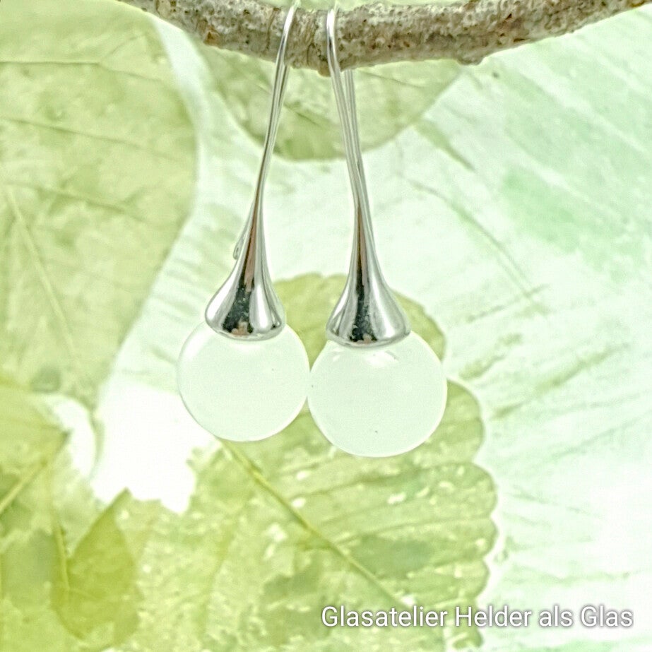 Glazen oorbellen met glasbolletjes van semi-transparant melk-wit glas