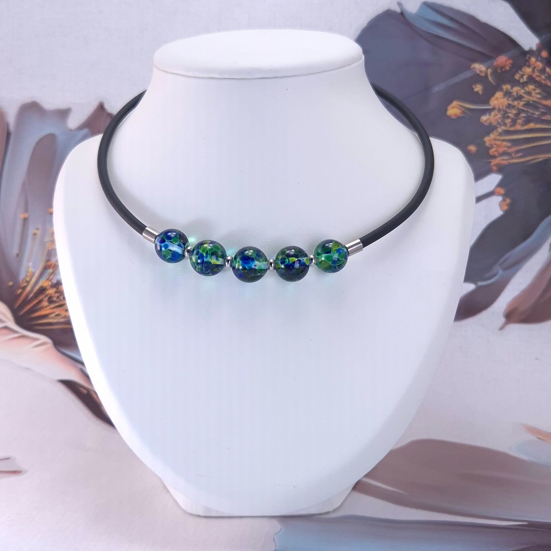 Halsketting met 5 ronde blauw en groene glaskralen - Ocean