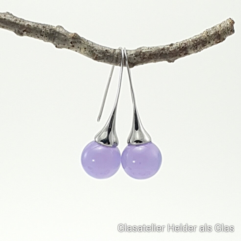 Glazen oorbellen met glasbolletjes van semi-transparant zacht lila glas