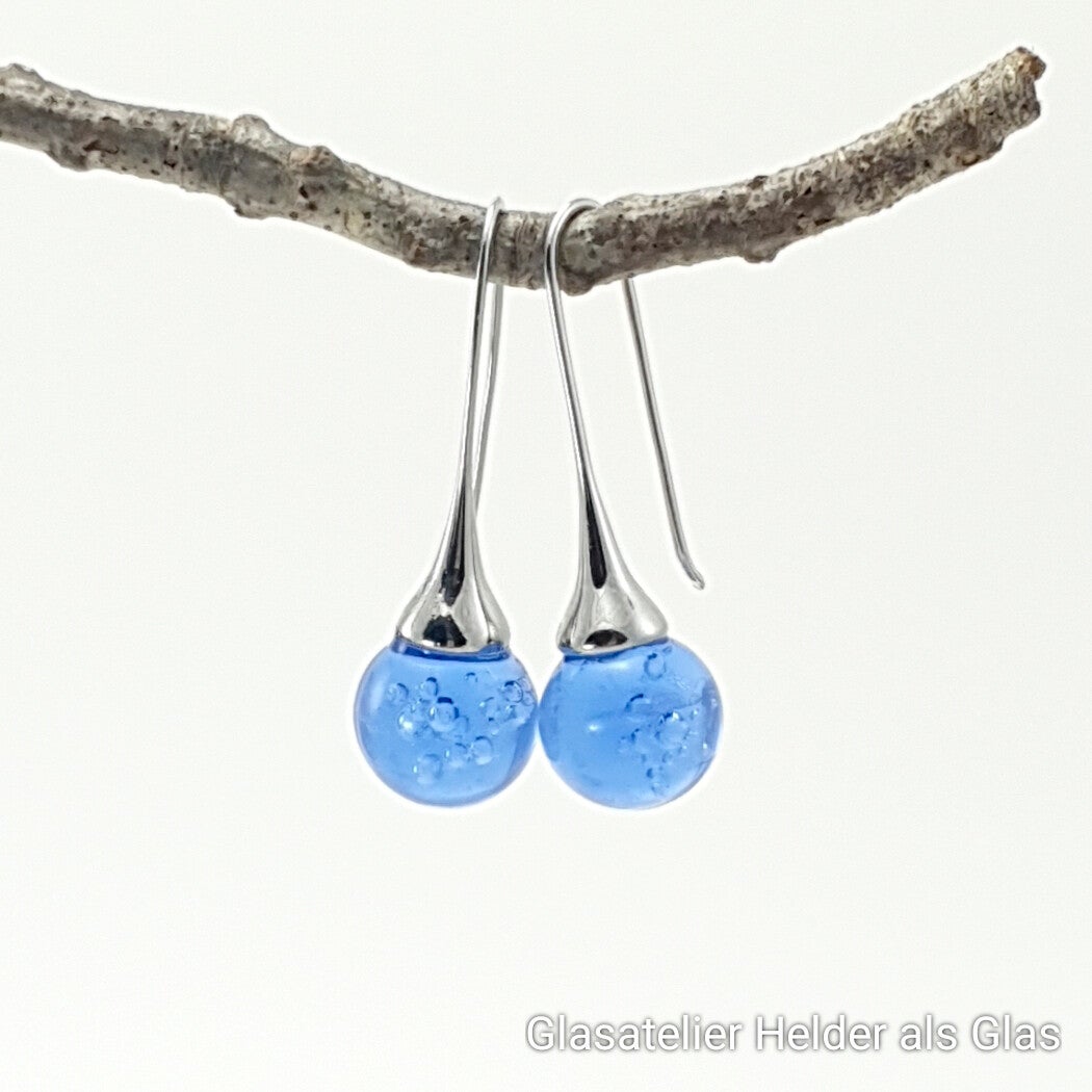 Glazen oorbellen met glasbolletjes van lichtblauw glas met luchtbelletjes