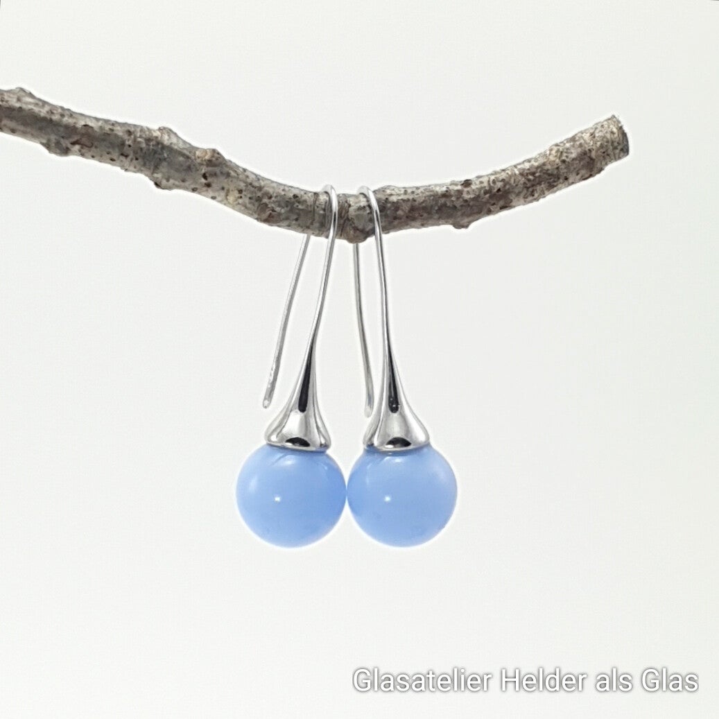 Glazen oorbellen met glasbolletjes van lichtblauw glas