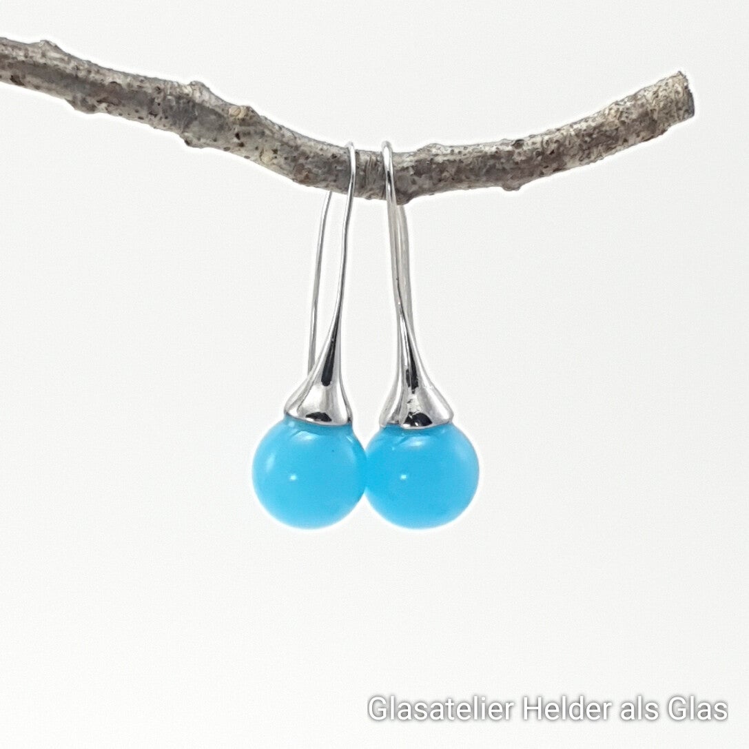 Glazen oorbellen met glasbolletjes van licht turquoise-blauw glas