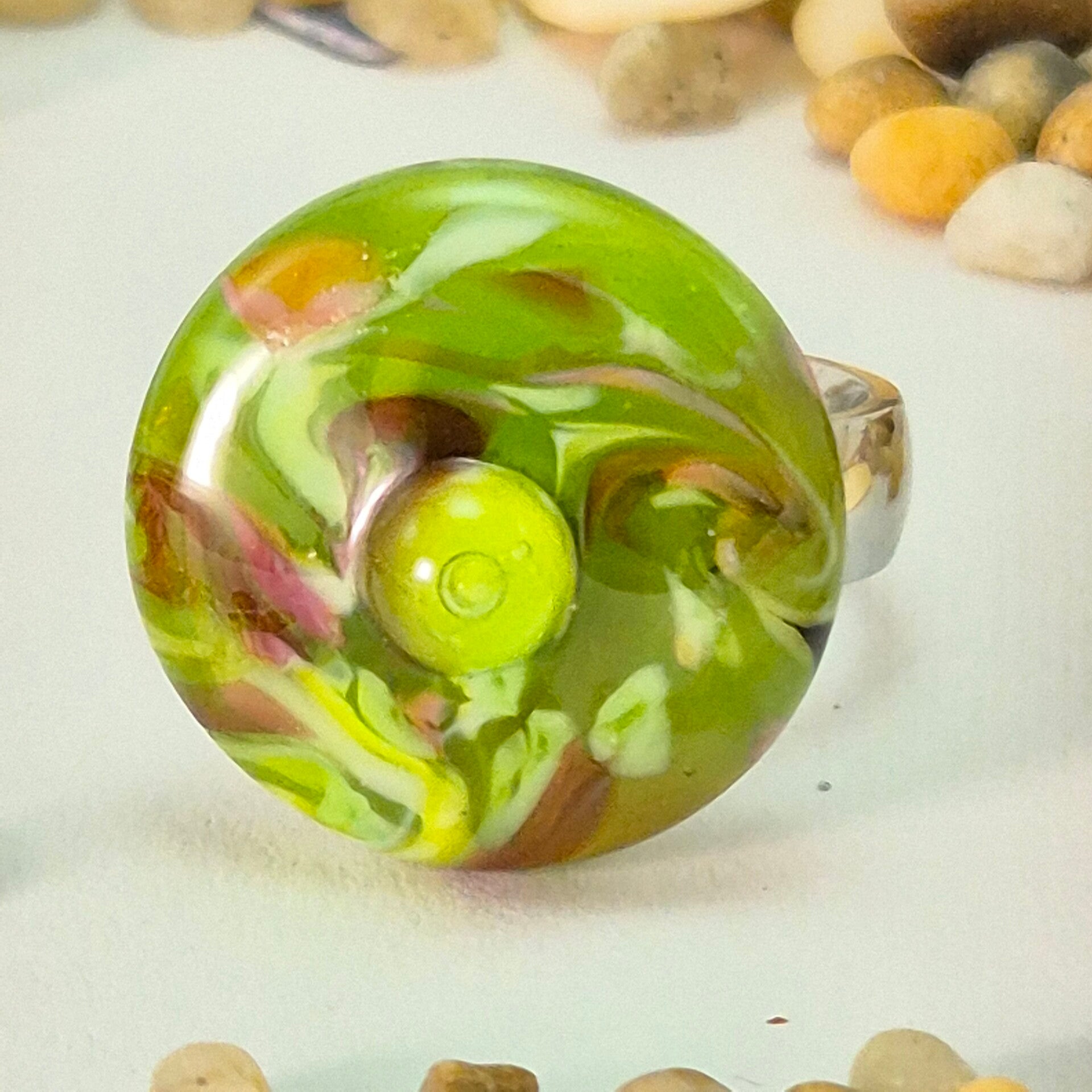 Glastop M - semi-transparant frisgroen met groentinten/rose en transparante groene stip