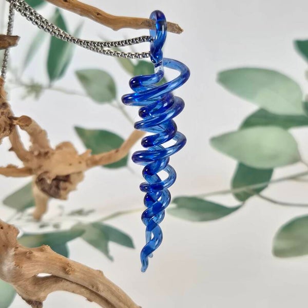 Glazen hanger in de vorm van 2 spiralen van blauw transparant glas