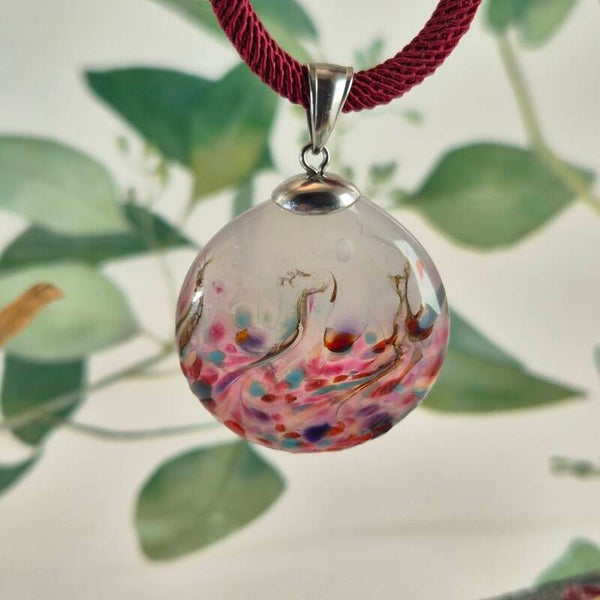 Semi-transparante glashanger met rood, oranje, roze, lichtblauw iets groen