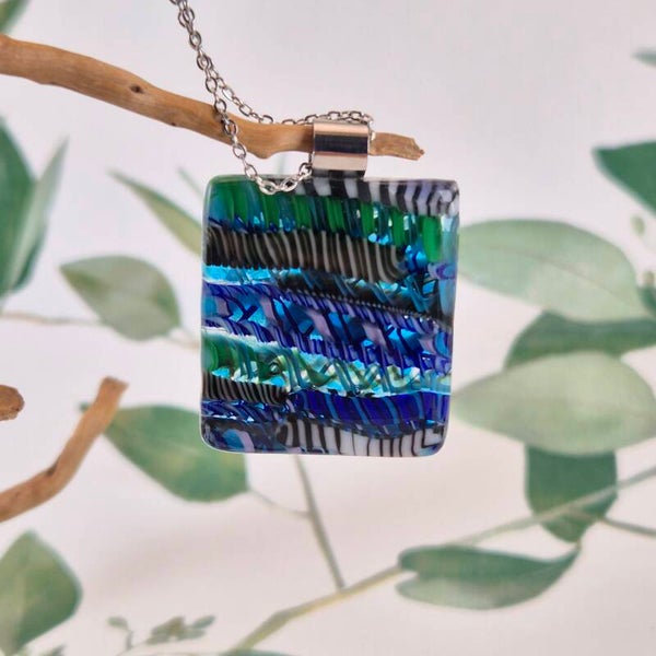 Gedeeltelijk transparante glashanger met twisties in groen/blauw/zwart/wite
