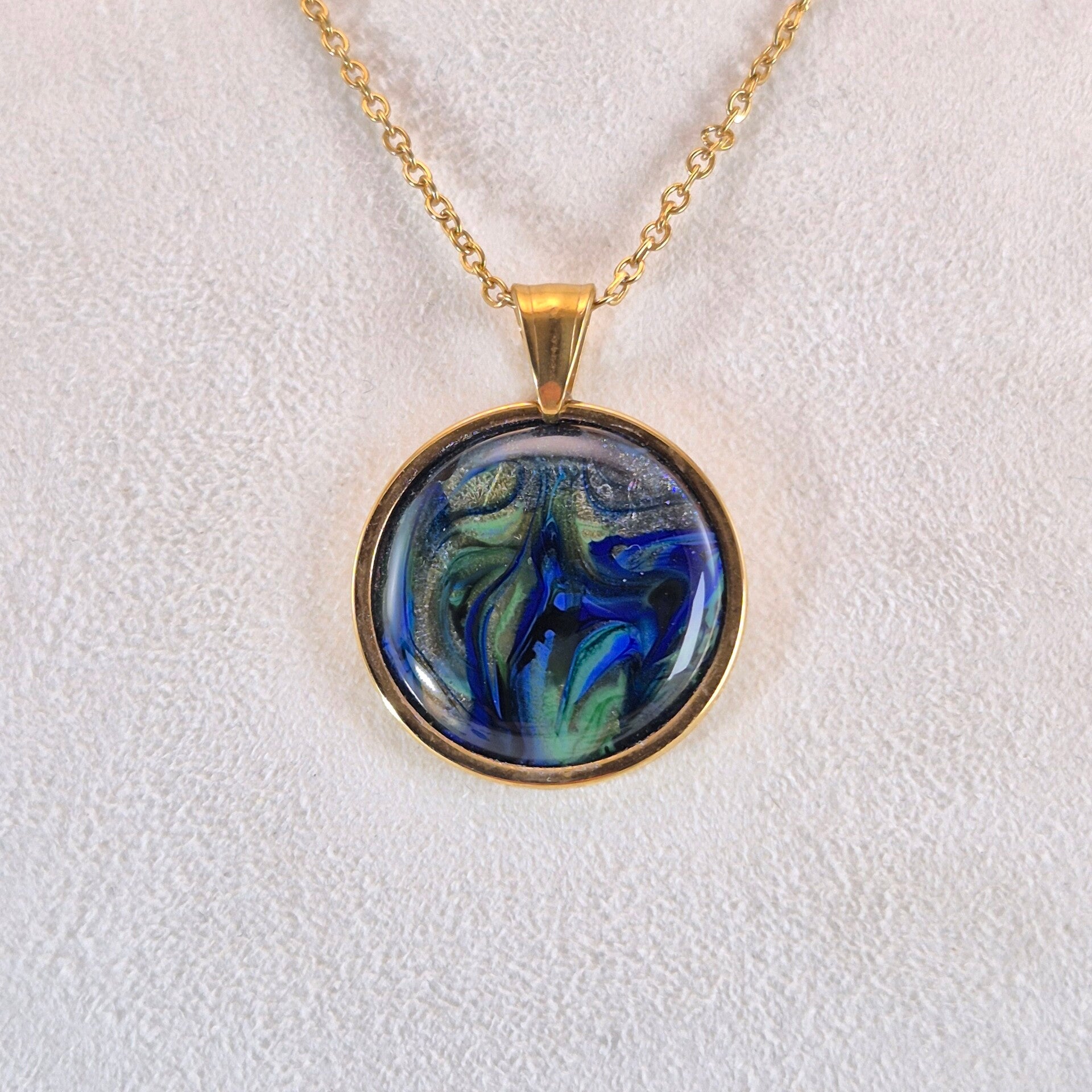 Glazen hanger in een setting van ip-gold stainless steel in de kleuren blauw en groen