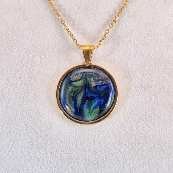 Glazen hanger in een setting van ip-gold stainless steel in de kleuren blauw en groen