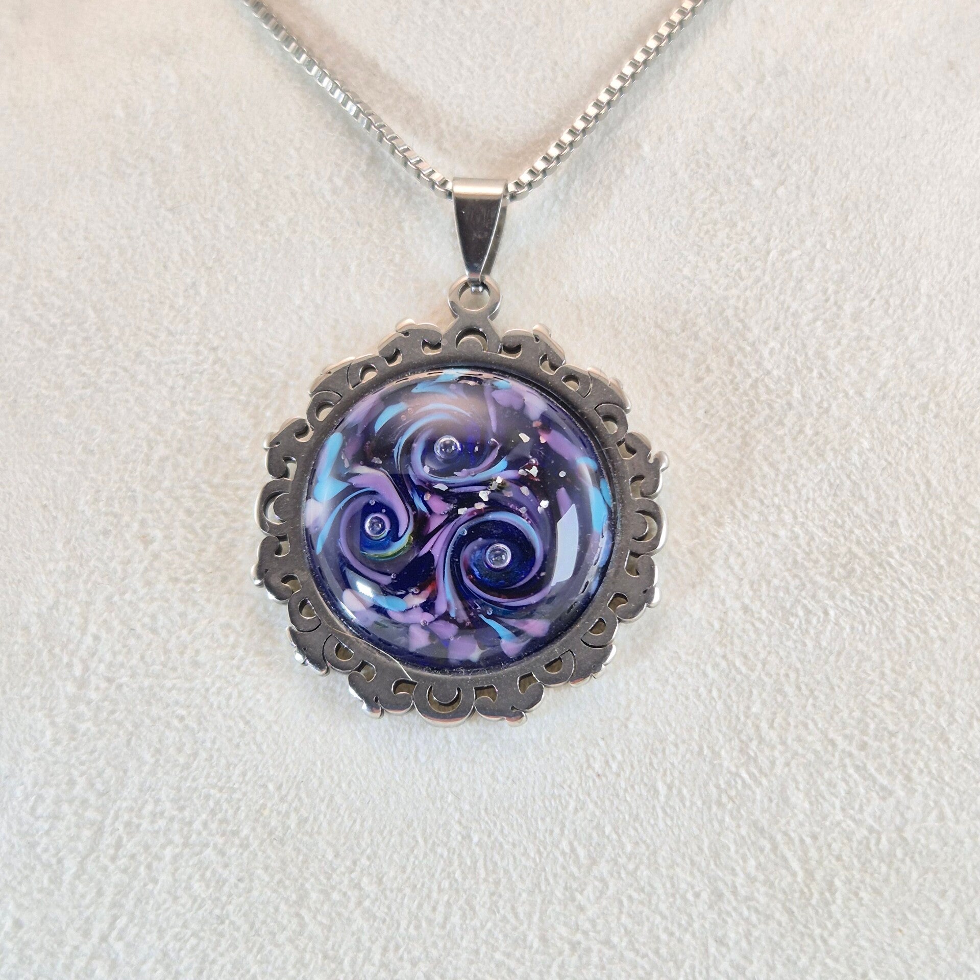 Glazen hanger in een setting van stainless steel in diverse kleuren blauw en roze