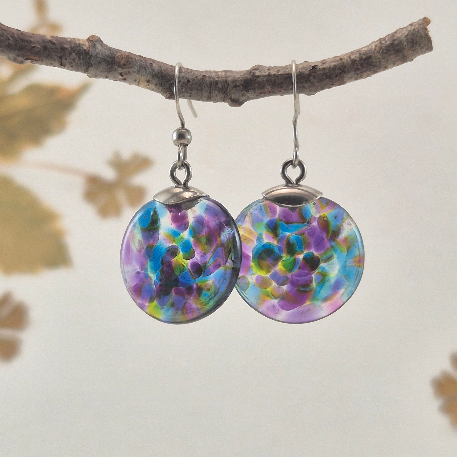 Oorbellen van transparant  glas met blauw-paars-groen - div